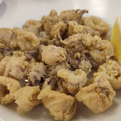 Primer pla d’un plat blanc amb peces daurades de formes irregulars
